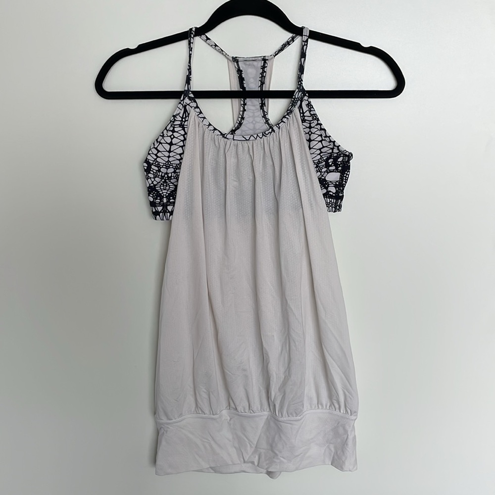 Lululemon No Limit Tank in White / White Black Glacier Lace Size 4 with Size Dot